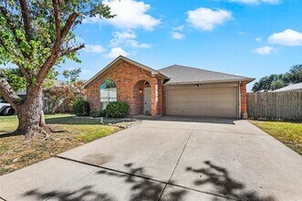Building Photo - 2804 Monthaven Dr