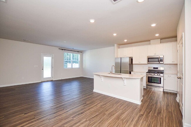 Building Photo - Easy Tega Cay Living in a Thoughtfully Updated Townhome