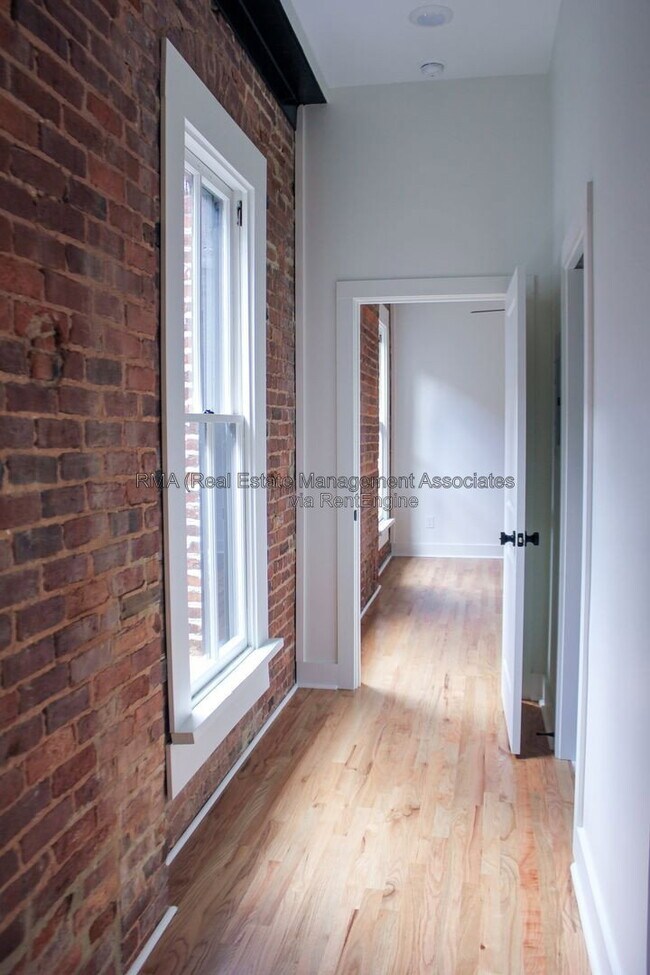 Building Photo - 4 6/8 Zebulon St