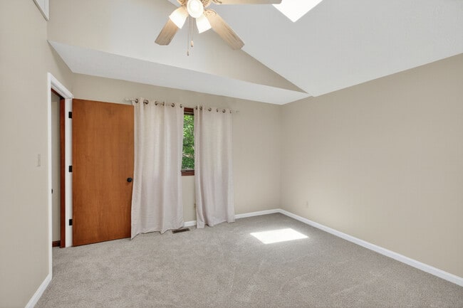 Building Photo - 4 Bedroom Near Butler University!