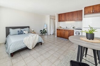 Building Photo - Conveniently Located Studio - Available April 1st