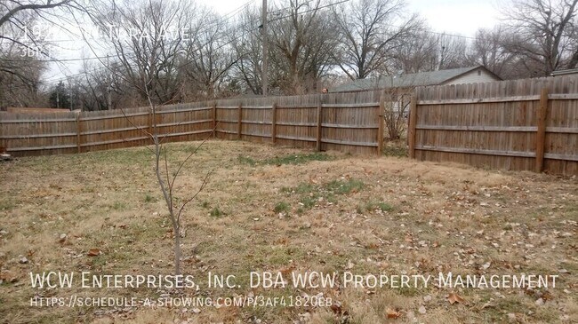 Building Photo - 1924 SW Tara Ave