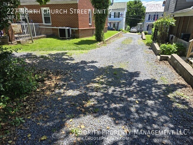 Building Photo - !Coming Soon! 2BR 1BA upstairs duplex, Woo...