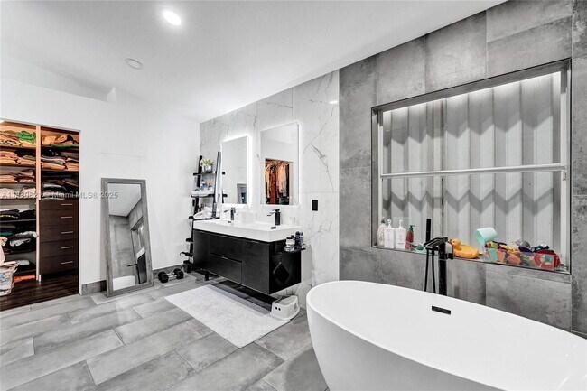 Building Photo - 4955 SW 33rd Ave