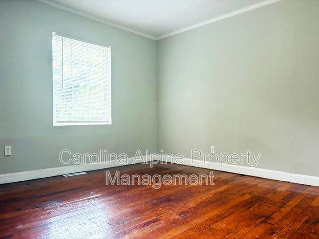 Building Photo - 1500 W Walnut Ave