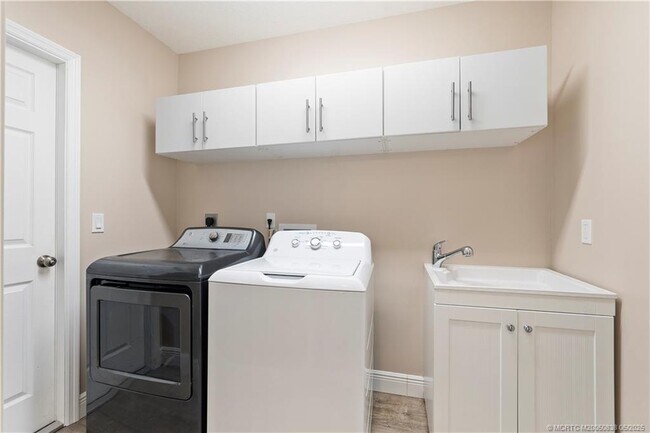 Building Photo - 4590 SE Glen Ridge Trail