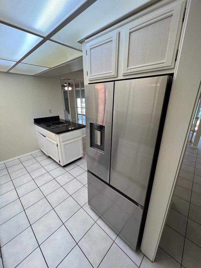 Building Photo - *Half-Off 1st Month's Rent!* Large Updated...
