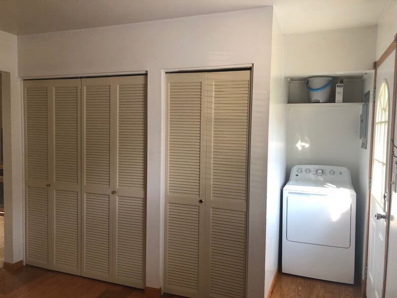 Building Photo - 106 E 2nd St