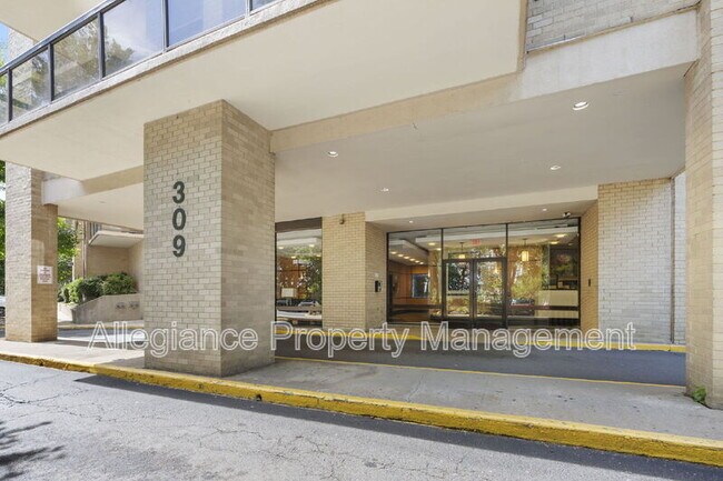 Building Photo - 309 Yoakum Pkwy