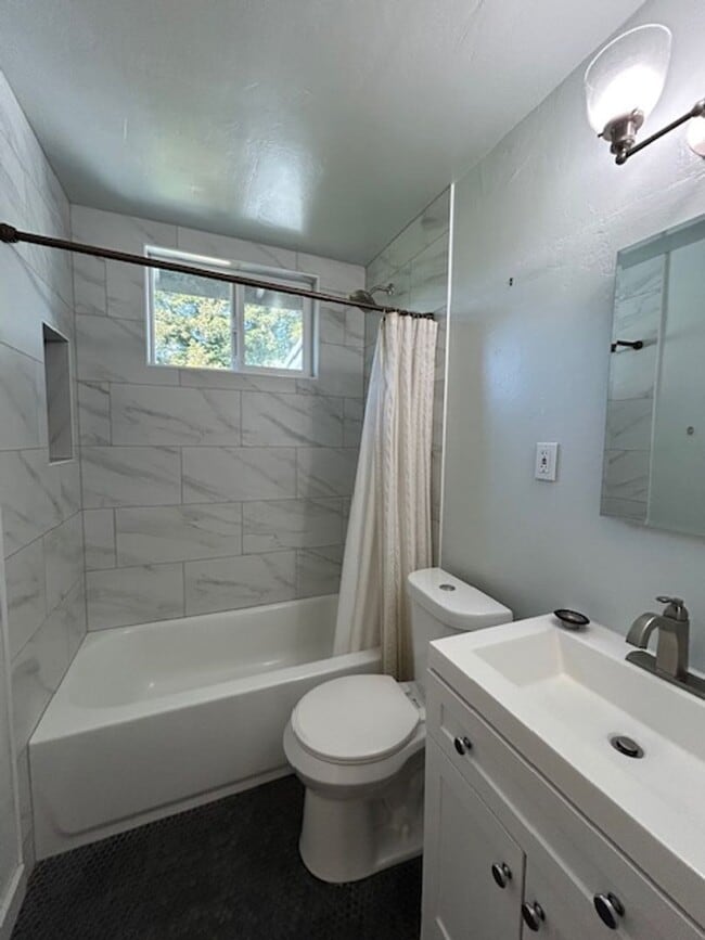 Building Photo - Charming 4 Bedroom, 2 Bath Home in Novato ...