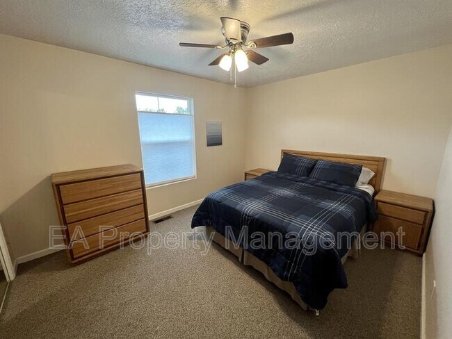 Building Photo - 1424 La Mora Ln SW