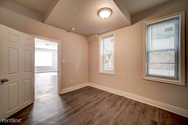 Building Photo - 1 br, 1 bath Townhome - 655 E Wishart St