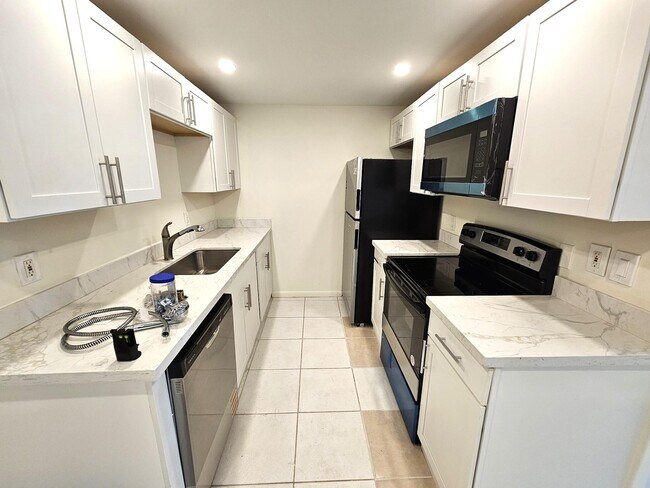 Building Photo - 1059 Ainslie Dr