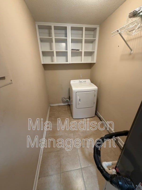 Building Photo - 9406 Dunwoody Dr