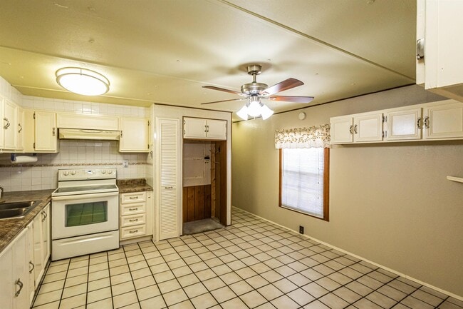 Building Photo - 2006 Piedra China St