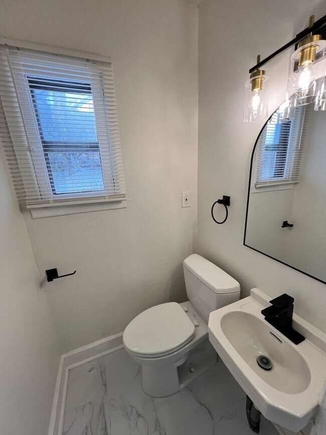 Building Photo - 3-Bedroom Home with Bonus Library/Office Near Local Attractions!