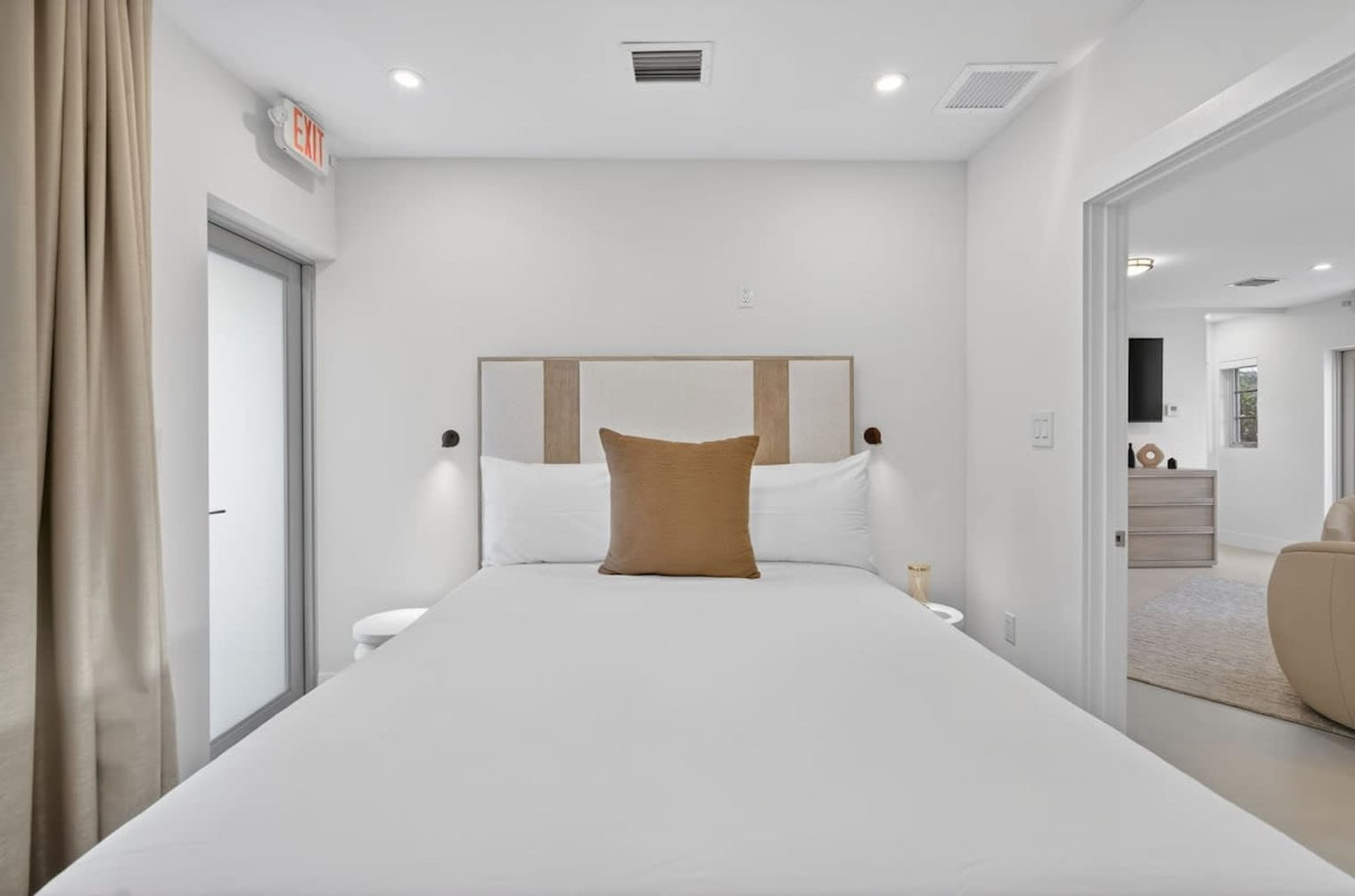 Building Photo - 8111 Harding Ave