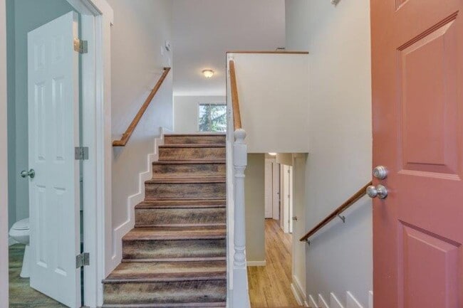 Building Photo - Updated 3 Bedroom, 1.5 Bathroom Duplex in ...