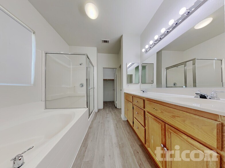 Building Photo - 2069 Holguin St