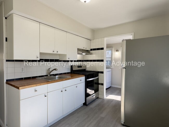 Building Photo - Beautifully Updated 3-Bedroom with Large O...