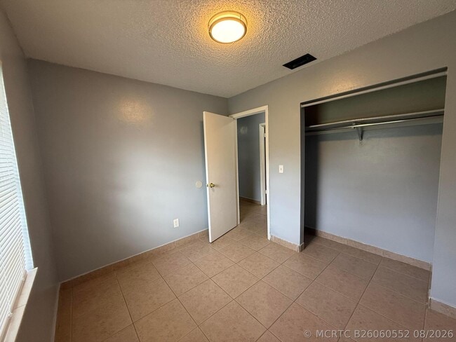 Building Photo - 5006 Sanibel Ave