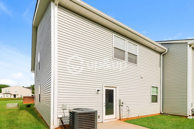 Building Photo - Fantastic 3bd/2ba home! Coming soon!