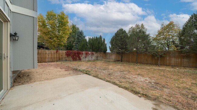 Building Photo - Four bedroom in Gatehouse Village with Fenced Yard and Views!
