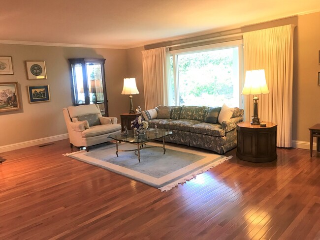 Building Photo - Spacious Townhome in Historic Saratoga Vil...