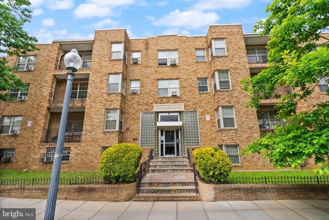 Building Photo - 939 Longfellow St NW
