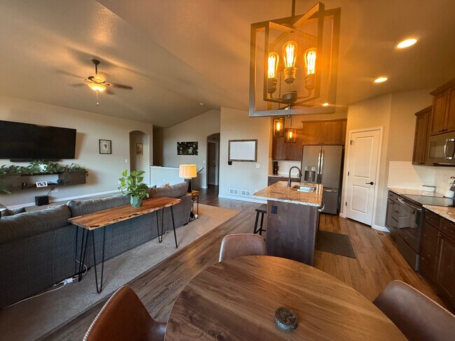 Building Photo - 724 Pioneer Dr