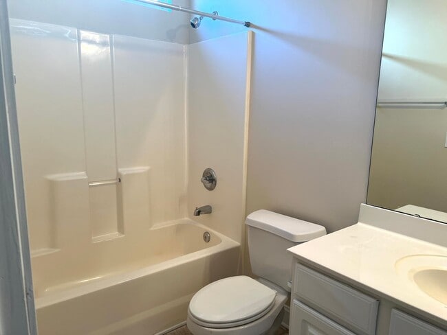 Building Photo - AVAILABLE SOON! 3 BED/2 BATH CONDO IN FOUNTAIN POINTE! FRESHLY PAINTED!