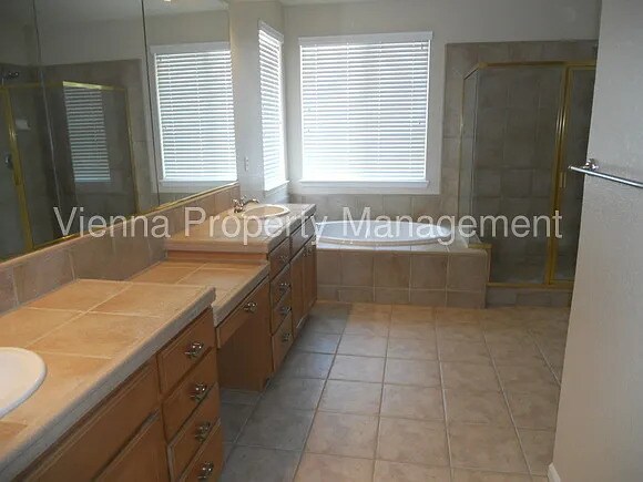 Building Photo - 6768 Maple Creek Dr