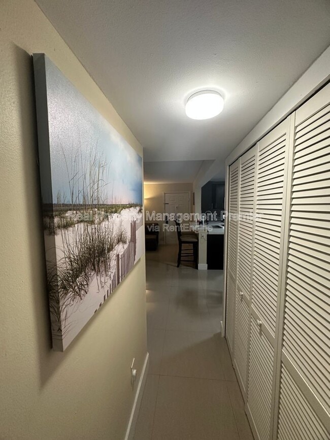 Building Photo - 9491 Palm Cir S