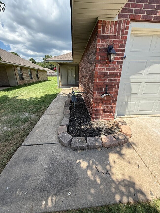 Building Photo - 1826 Ingalls Ln
