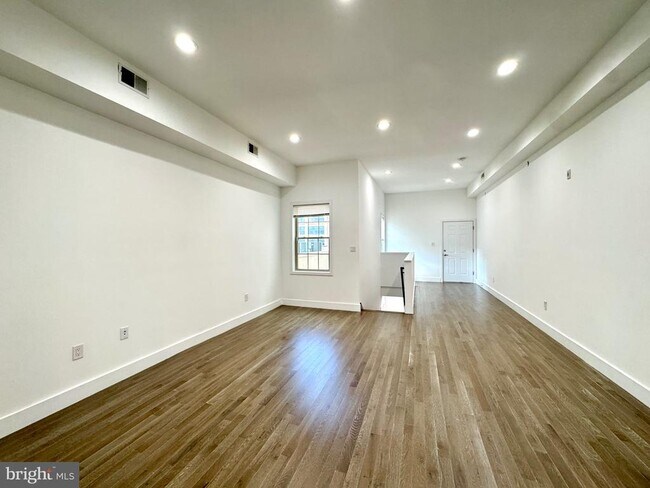 Building Photo - 1231 Vine St