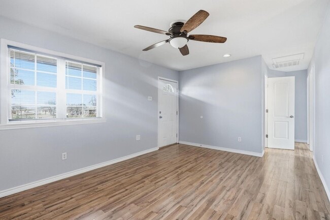 Building Photo - 1741 Pasadena Dr