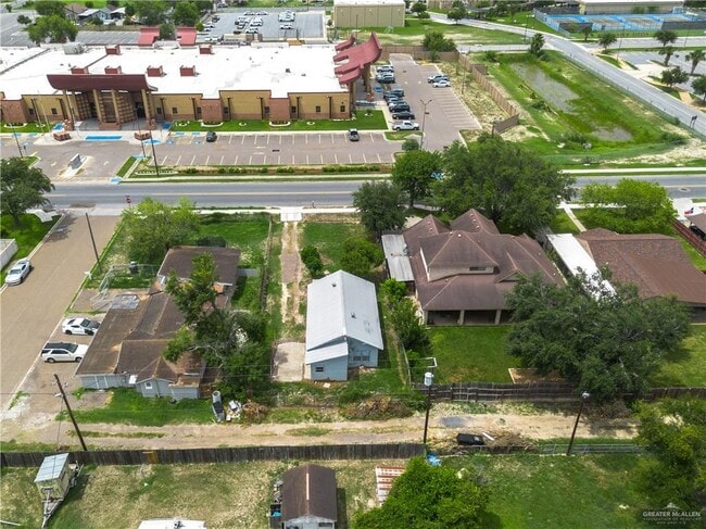 Building Photo - 606 E Kelly Ave