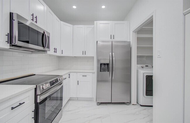 Building Photo - 5867 Sugar Hill Dr