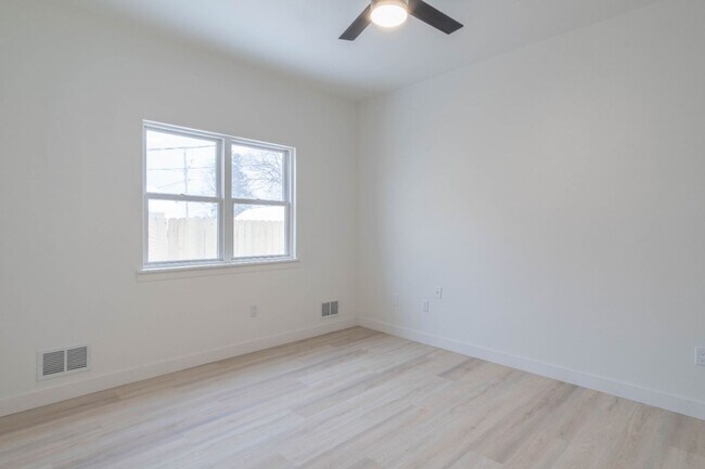 Building Photo - 3 Bedroom Single Family