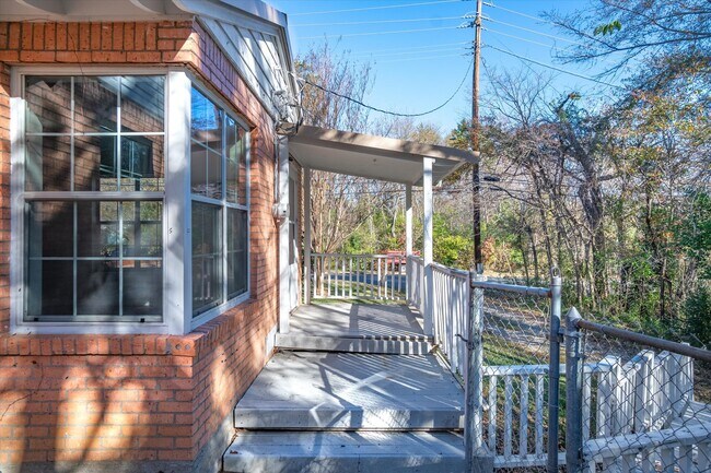 Building Photo - 175 E Elm St