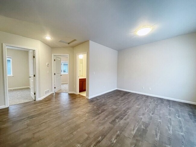 Building Photo - 137-137 Willow View Circle