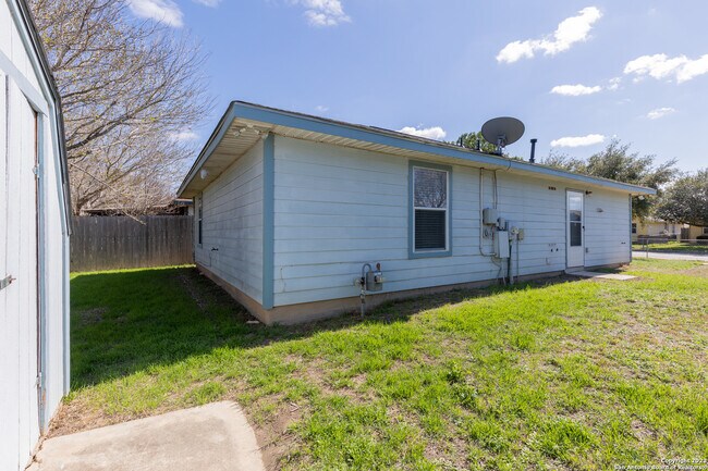 Building Photo - 3727 Aragon Dr