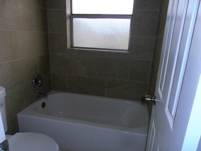 Building Photo - 877 Twin Lakes Dr