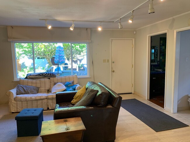 Building Photo - large home in the heart of Berkeley with a...