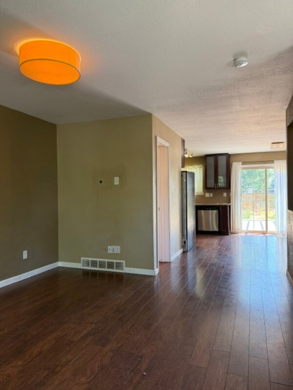 Building Photo - 380 Elati St