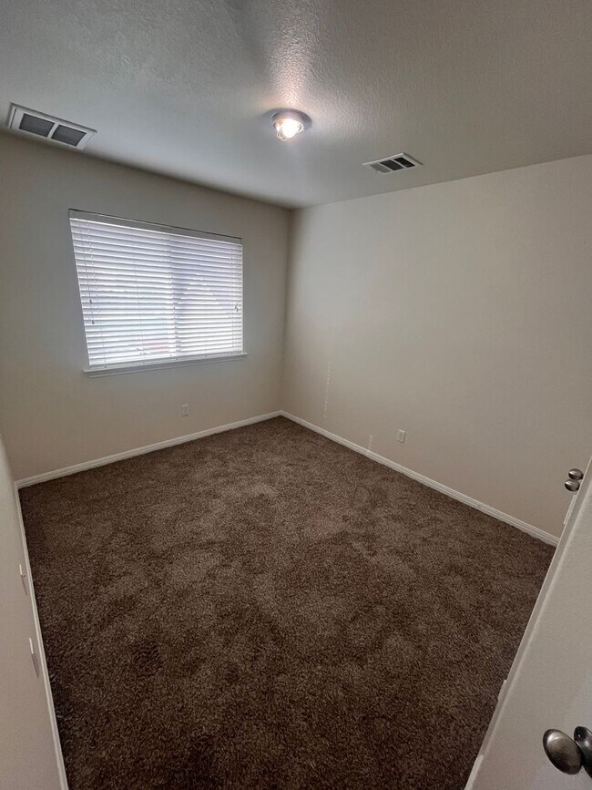 Building Photo - Blanco Vista 3 bed 2.5 bath