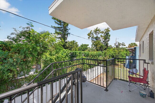 Building Photo - Updated 2 bedroom St. Pete Apartment with Modern Finishes, Private Porch & Utilities Included