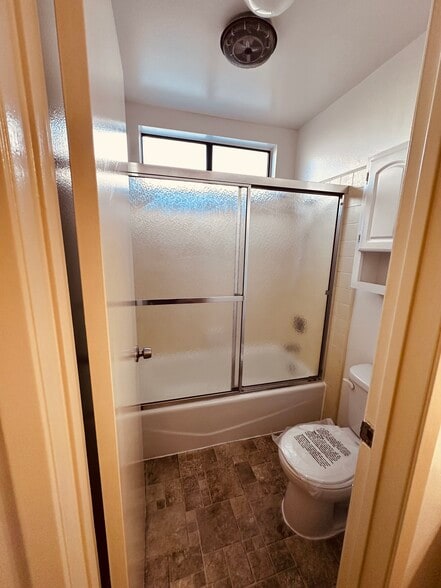 Building Photo - 121 S Swall Dr