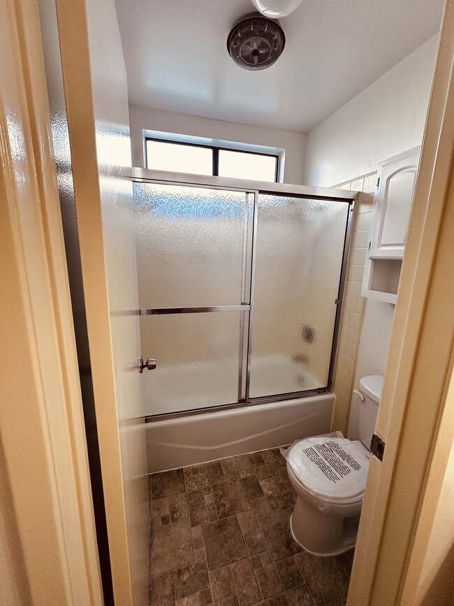 Building Photo - 121 S Swall Dr