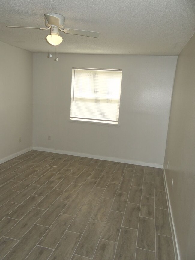 Building Photo - 1 bed / 1 bath condo with a bonus den - Co...